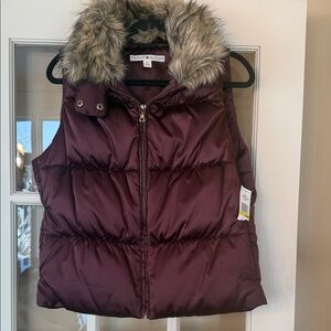 NWT size Medium. Tommy Hilfiger Maroon Puffer Vest with Detachable Faux Fur Trim